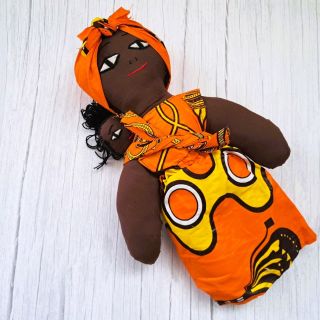 Tyto panenky mají příběh 💫 Nevyrábí je žádná čínská továrna, ale 70letá Regina z keňského slumu Kibera. Každá panenka je...